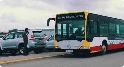 Autobus navetta per il noleggio auto all'Aeroporto KEF, che offre trasporto gratuito per i viaggiatori che iniziano il loro viaggio su strada in Islanda.