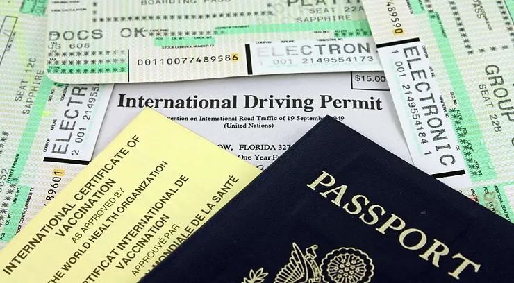 Documenti internazionali di viaggio, inclusi un permesso di guida internazionale e un passaporto.