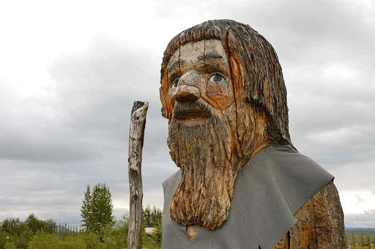 Statua di troll scolpito nel legno in Islanda.