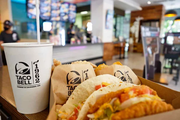 Una combinazione di tacos e bibite serviti in un vassoio del ristorante Taco Bell.