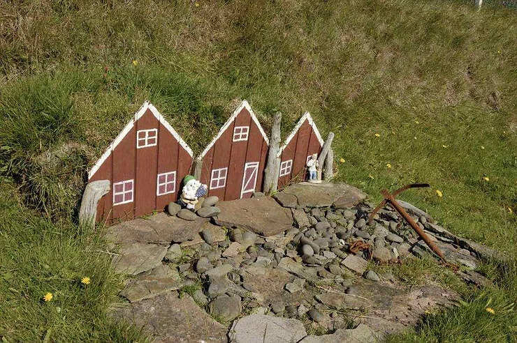 Lascia che gli Esperti degli Elfi Prendano il Comando Case degli elfi islandesi, realizzate in legno e immerse nella natura, con un tocco magico e fiabesco.