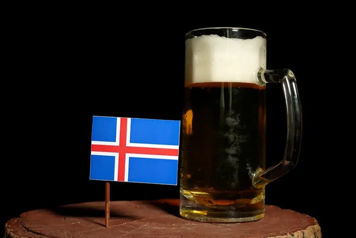 Boccale di birra accanto a una piccola bandiera islandese, simbolo del legame tra la birra e l'identità culturale del paese.