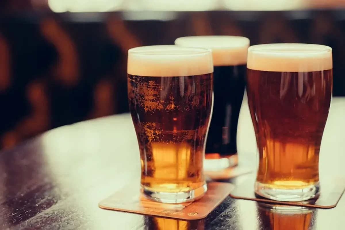 Una varietà di birre servite in bicchieri trasparenti, che mettono in risalto la qualità e la diversità della birra islandese.