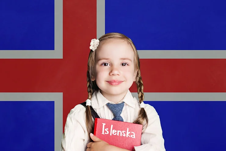 Una bambina con le trecce e un libro rosso intitolato 