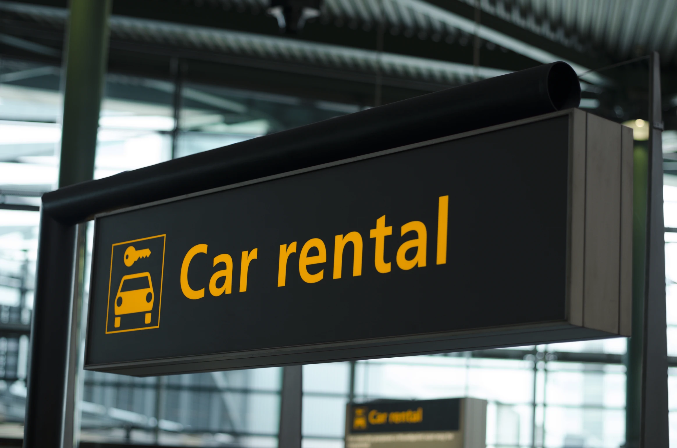 Cartello noleggio auto in aeroporto in Islanda: indicazioni per car rental disponibili all’arrivo.