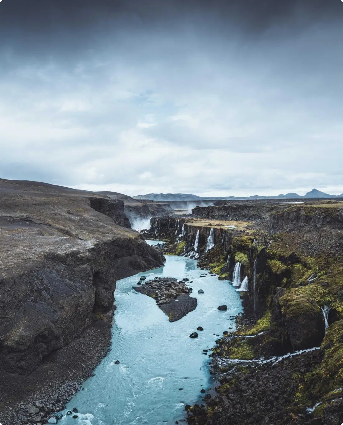 Un’iconica cascata islandese, perfetta per il tuo viaggio on the road in Islanda, facilmente raggiungibile con un’auto a noleggio dall’Aeroporto Internazionale di Keflavik. Qui puoi ritirare un’auto a noleggio con Cars Iceland per esplorare il Circolo d’Oro, la Ring Road e altre destinazioni vicine, con opzioni che includono veicoli elettrici e modelli di lusso.