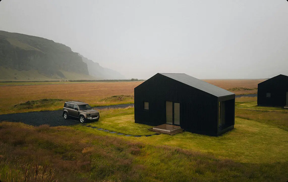 Un'auto a noleggio, parcheggiata in un paesaggio erboso e avvolto dalla nebbia vicino a Reykjavik, è la scelta perfetta per esplorare l’Islanda. Ideale per percorrere la Ring Road, visitare la Laguna Blu e il centro di Reykjavik, con chilometraggio illimitato, cancellazione gratuita e offerte vantaggiose da fornitori affidabili.