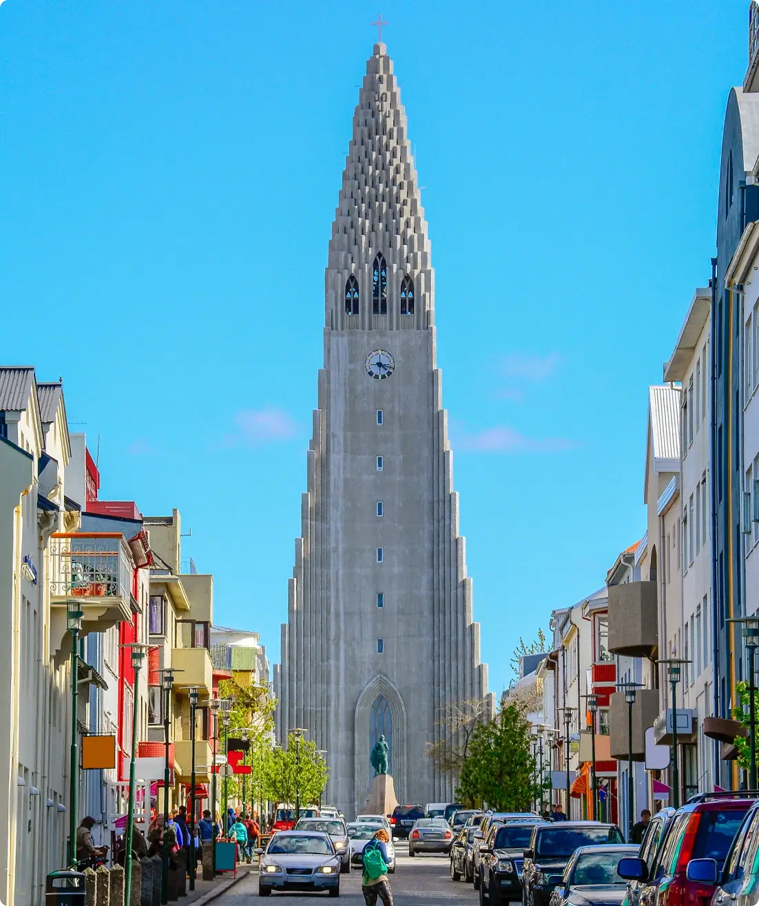 L’iconica torre di Hallgrímskirkja a Reykjavik si erge maestosa, offrendo uno sfondo mozzafiato per la tua esperienza di noleggio auto in città. Che tu stia esplorando il centro, la Laguna Blu o la Ring Road, puoi trovare opzioni di noleggio economiche, prezzi competitivi, parcheggio gratuito e fornitori affidabili che offrono auto popolari come la Toyota Land Cruiser.
