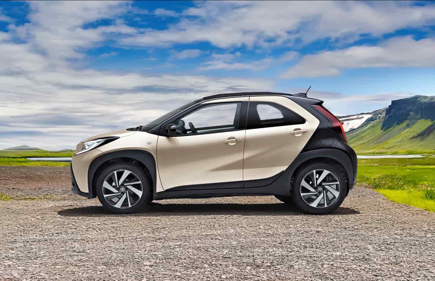 Toyota Aygo arancione brillante con cambio automatico, ideale per 4 passeggeri, compatta ed efficiente per girare le città islandesi.