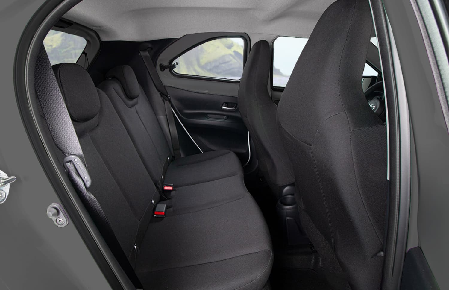 Toyota Aygo arancione brillante con cambio automatico, ideale per 4 passeggeri, compatta ed efficiente per girare le città islandesi.