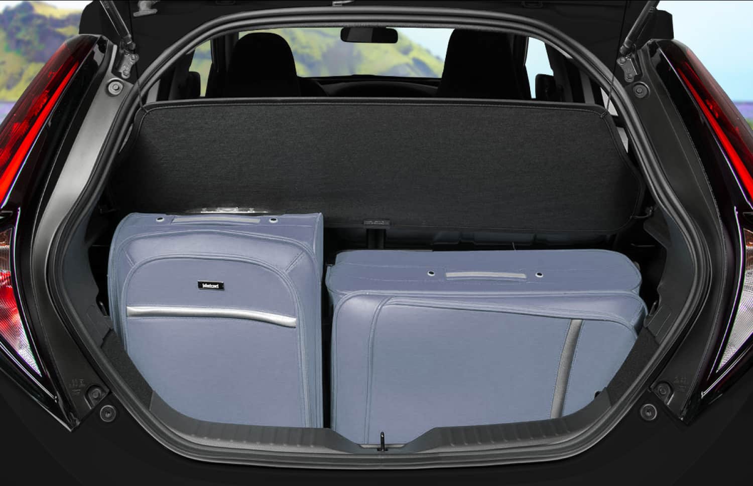 Toyota Aygo arancione brillante con cambio automatico, ideale per 4 passeggeri, compatta ed efficiente per girare le città islandesi.