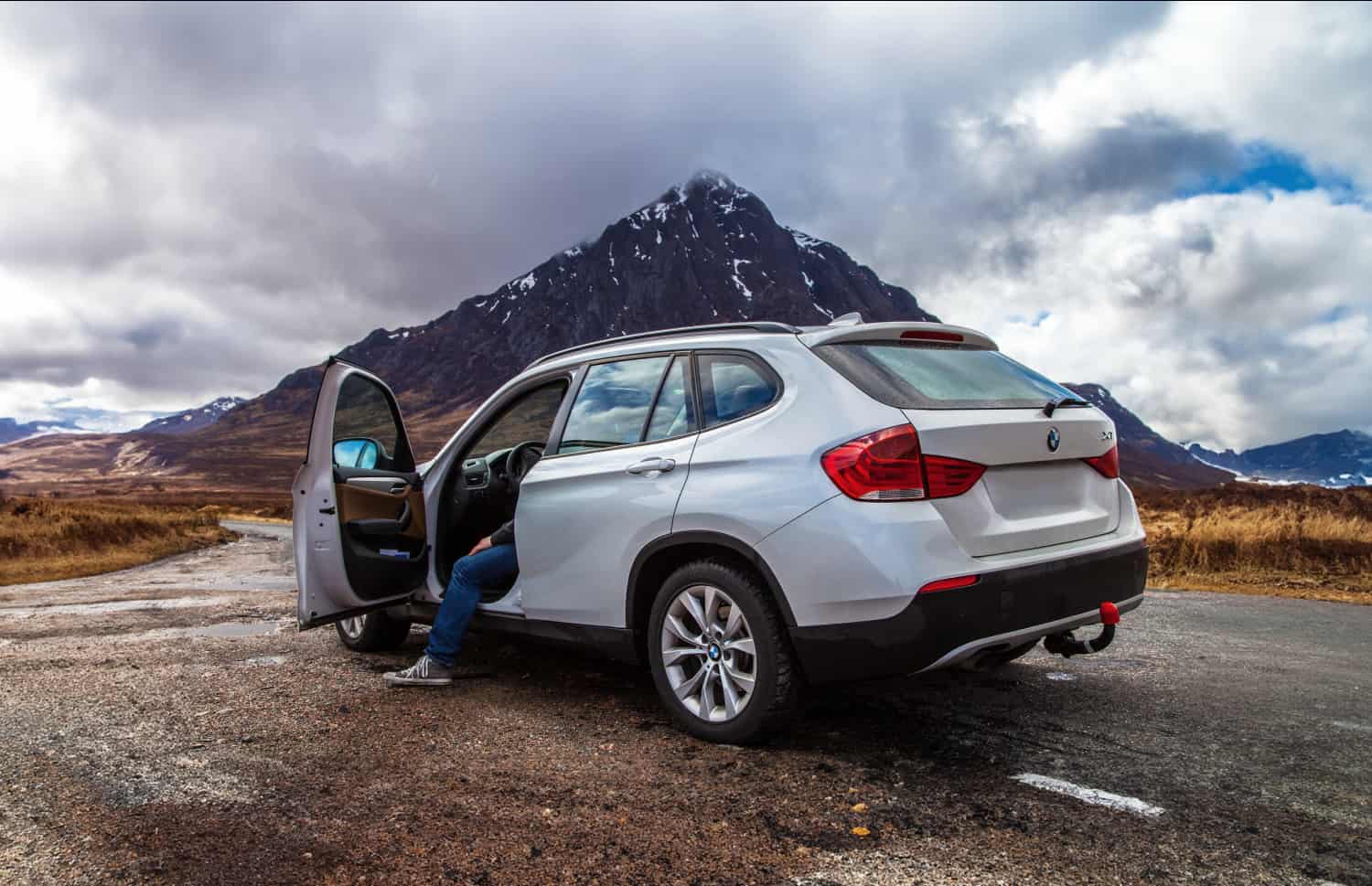 BMW X1. Un’elegante auto a noleggio per le strade urbane e i percorsi sterrati dell’Islanda, che offre efficienza nei consumi e comfort per chi desidera esplorare i paesaggi variegati dell’Islanda.