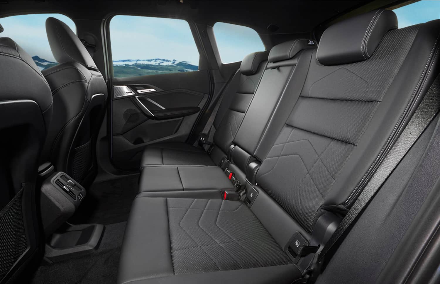 BMW X1. Un’elegante auto a noleggio per le strade urbane e i percorsi sterrati dell’Islanda, che offre efficienza nei consumi e comfort per chi desidera esplorare i paesaggi variegati dell’Islanda.