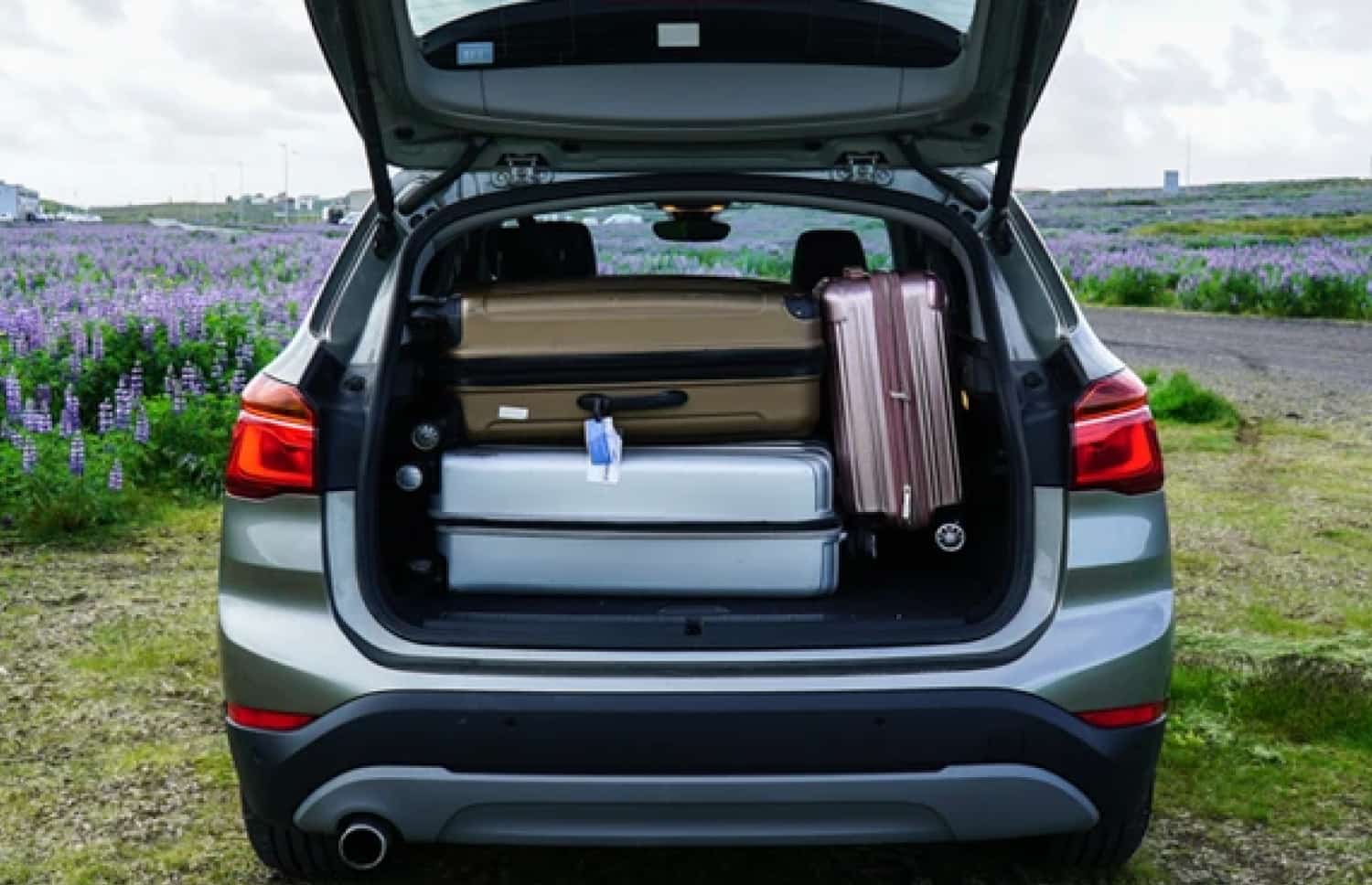 BMW X1. Un’elegante auto a noleggio per le strade urbane e i percorsi sterrati dell’Islanda, che offre efficienza nei consumi e comfort per chi desidera esplorare i paesaggi variegati dell’Islanda.