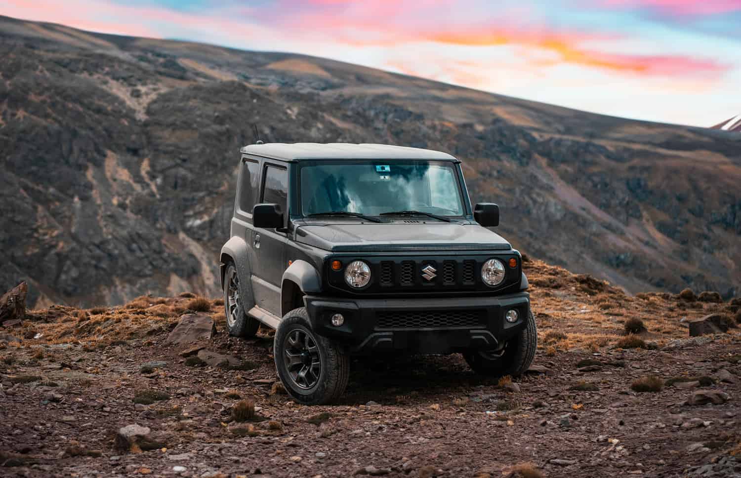 Suzuki Jimny. Questo SUV compatto in Islanda è progettato per esplorare con facilità terreni difficili e zone remote, offrendo un'entusiasmante esperienza off-road sulle impegnative strade F islandesi.