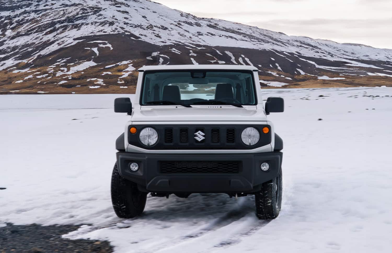 Suzuki Jimny. Questo SUV compatto in Islanda è progettato per esplorare con facilità terreni difficili e zone remote, offrendo un'entusiasmante esperienza off-road sulle impegnative strade F islandesi.