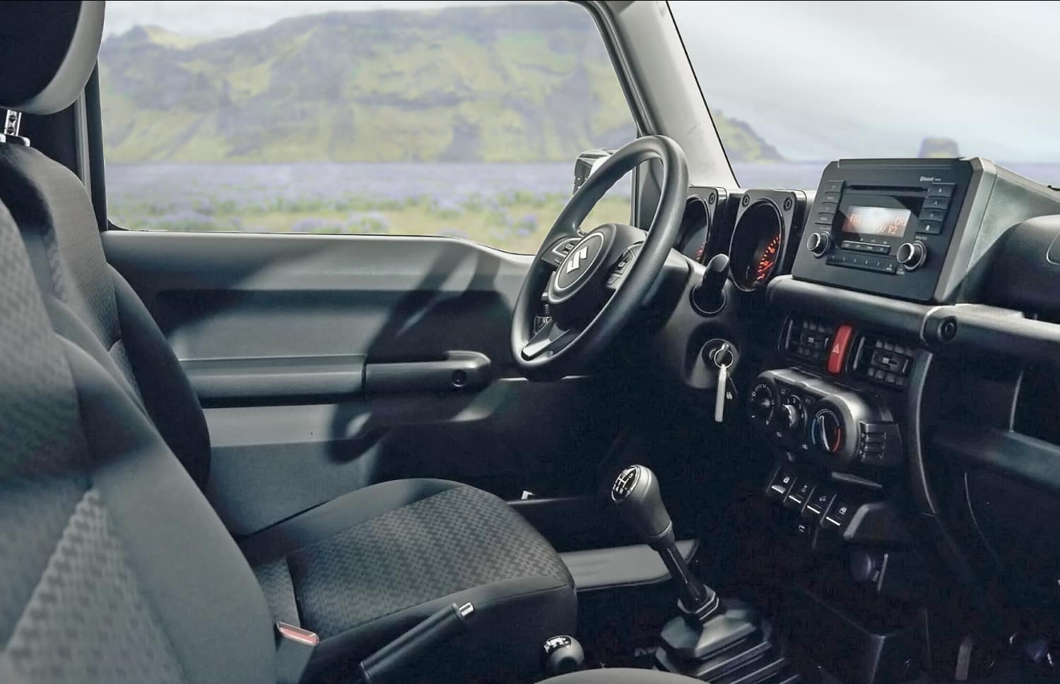 Suzuki Jimny. Questo SUV compatto in Islanda è progettato per esplorare con facilità terreni difficili e zone remote, offrendo un'entusiasmante esperienza off-road sulle impegnative strade F islandesi.