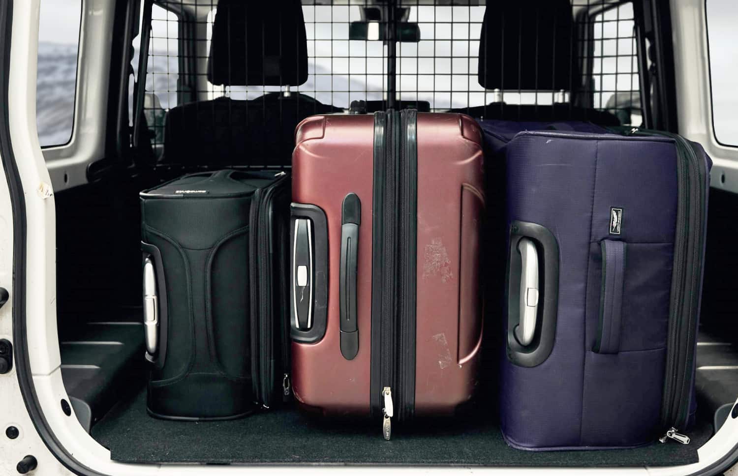 Suzuki Jimny. Questo SUV compatto in Islanda è progettato per esplorare con facilità terreni difficili e zone remote, offrendo un'entusiasmante esperienza off-road sulle impegnative strade F islandesi.