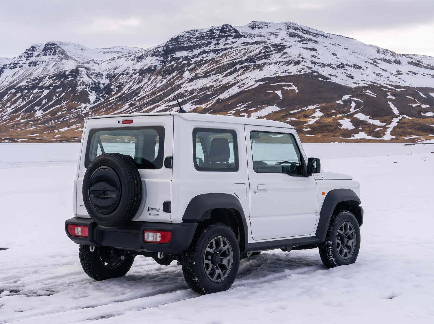 Suzuki Jimny. Questo SUV compatto in Islanda è progettato per esplorare con facilità terreni difficili e zone remote, offrendo un'entusiasmante esperienza off-road sulle impegnative strade F islandesi.