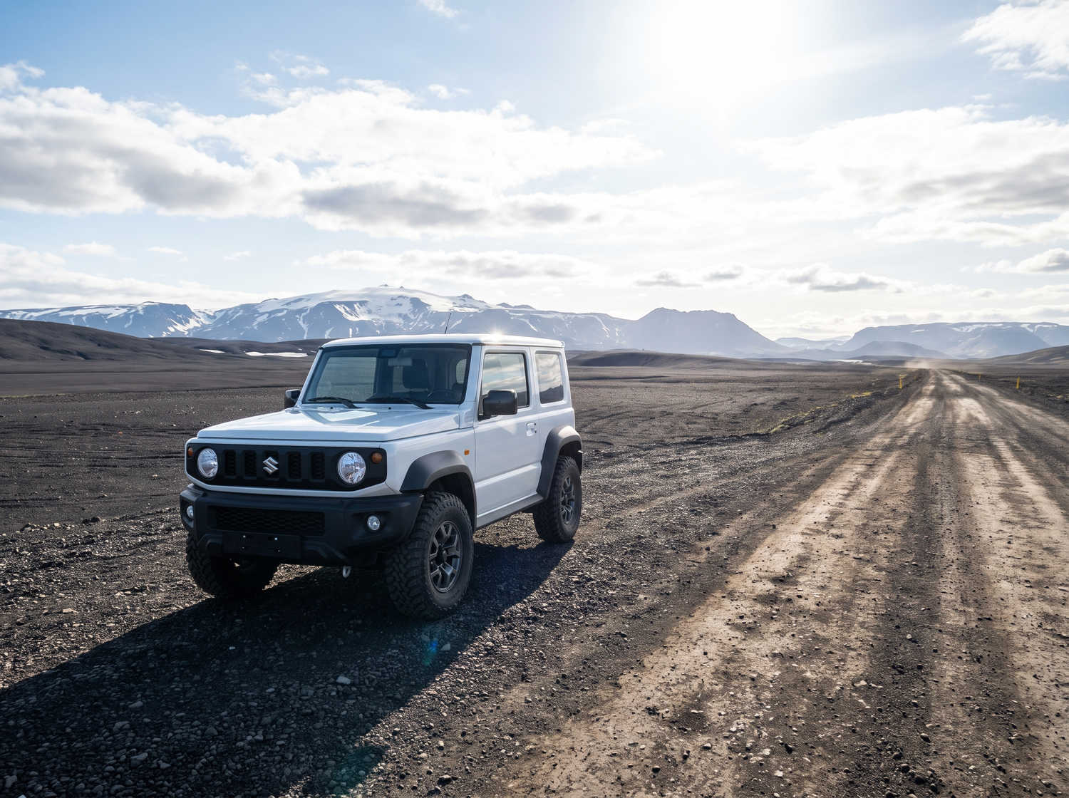 Suzuki Jimny. Questo SUV compatto in Islanda è progettato per esplorare con facilità terreni difficili e zone remote, offrendo un'entusiasmante esperienza off-road sulle impegnative strade F islandesi.