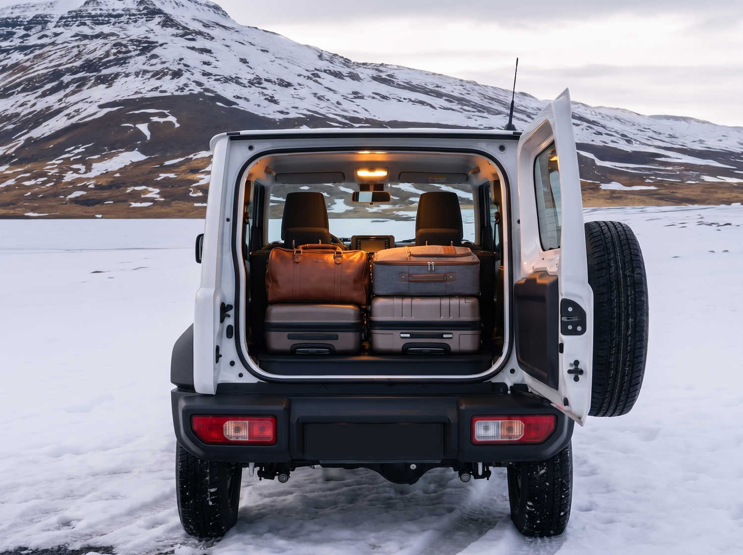 Suzuki Jimny. Questo SUV compatto in Islanda è progettato per esplorare con facilità terreni difficili e zone remote, offrendo un'entusiasmante esperienza off-road sulle impegnative strade F islandesi.
