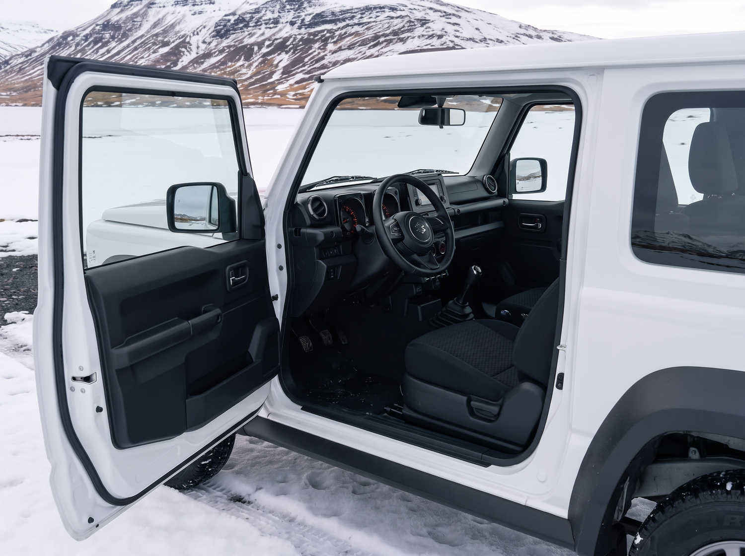 Suzuki Jimny. Questo SUV compatto in Islanda è progettato per esplorare con facilità terreni difficili e zone remote, offrendo un'entusiasmante esperienza off-road sulle impegnative strade F islandesi.