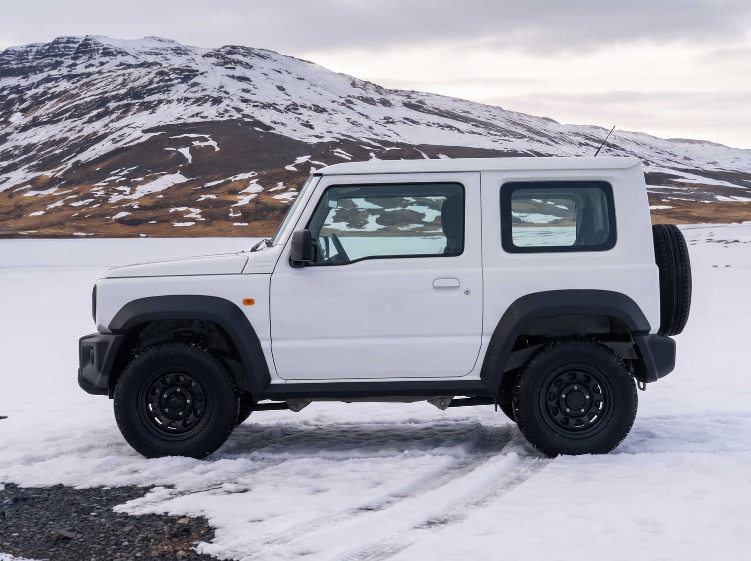 Suzuki Jimny. Questo SUV compatto in Islanda è progettato per esplorare con facilità terreni difficili e zone remote, offrendo un'entusiasmante esperienza off-road sulle impegnative strade F islandesi.