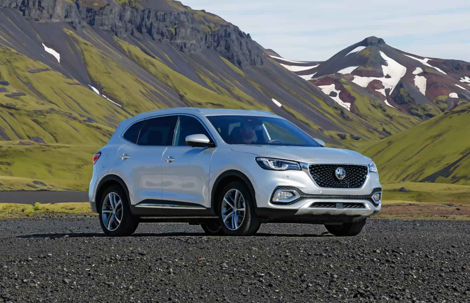 MG EHS. Noleggia questo SUV in Islanda per una guida fluida sulla strada ad anello e nelle strade cittadine, con chilometraggio illimitato e trazione anteriore per diversi tipi di terreno.