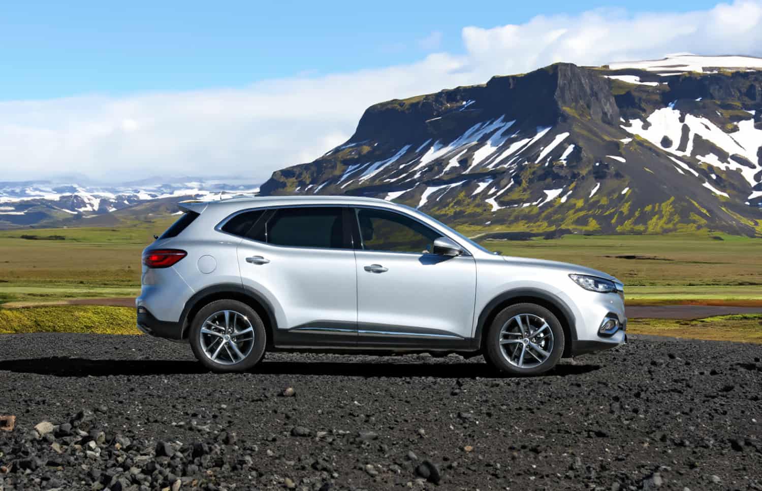 MG EHS. Noleggia questo SUV in Islanda per una guida fluida sulla strada ad anello e nelle strade cittadine, con chilometraggio illimitato e trazione anteriore per diversi tipi di terreno.