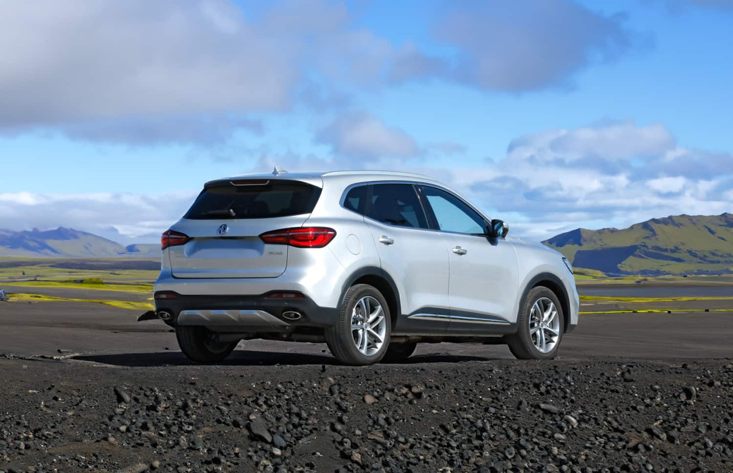 MG EHS. Noleggia questo SUV in Islanda per una guida fluida sulla strada ad anello e nelle strade cittadine, con chilometraggio illimitato e trazione anteriore per diversi tipi di terreno.