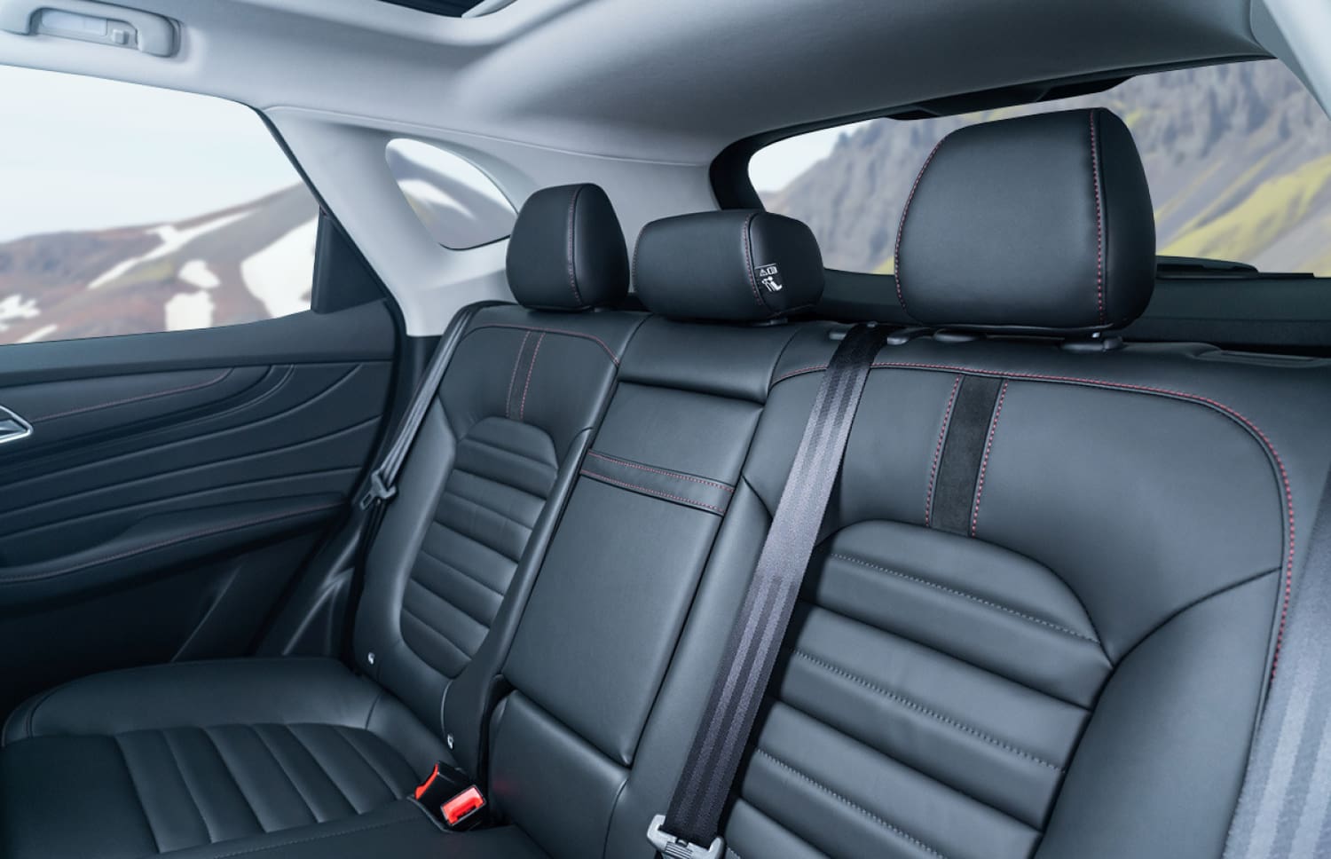 MG EHS. Noleggia questo SUV in Islanda per una guida fluida sulla strada ad anello e nelle strade cittadine, con chilometraggio illimitato e trazione anteriore per diversi tipi di terreno.