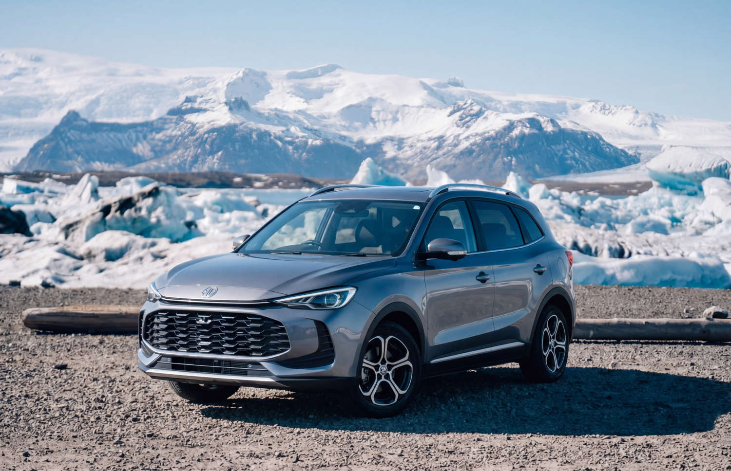 MG ZS . Noleggia questo SUV in Islanda per una guida fluida sulla strada ad anello e nelle strade cittadine, con chilometraggio illimitato e trazione anteriore per diversi tipi di terreno.