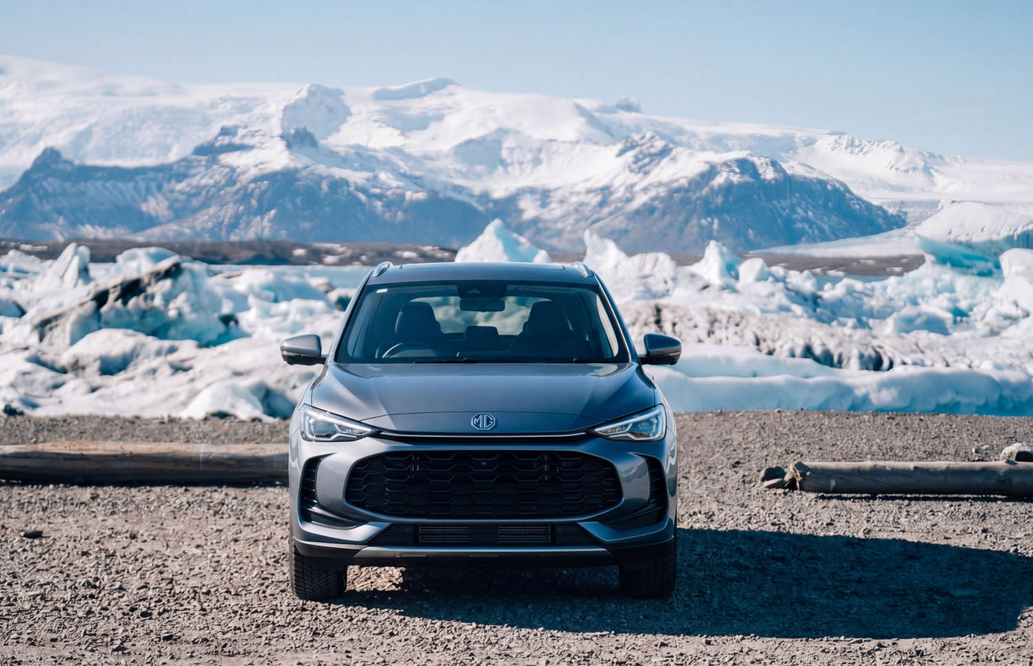 MG ZS . Noleggia questo SUV in Islanda per una guida fluida sulla strada ad anello e nelle strade cittadine, con chilometraggio illimitato e trazione anteriore per diversi tipi di terreno.