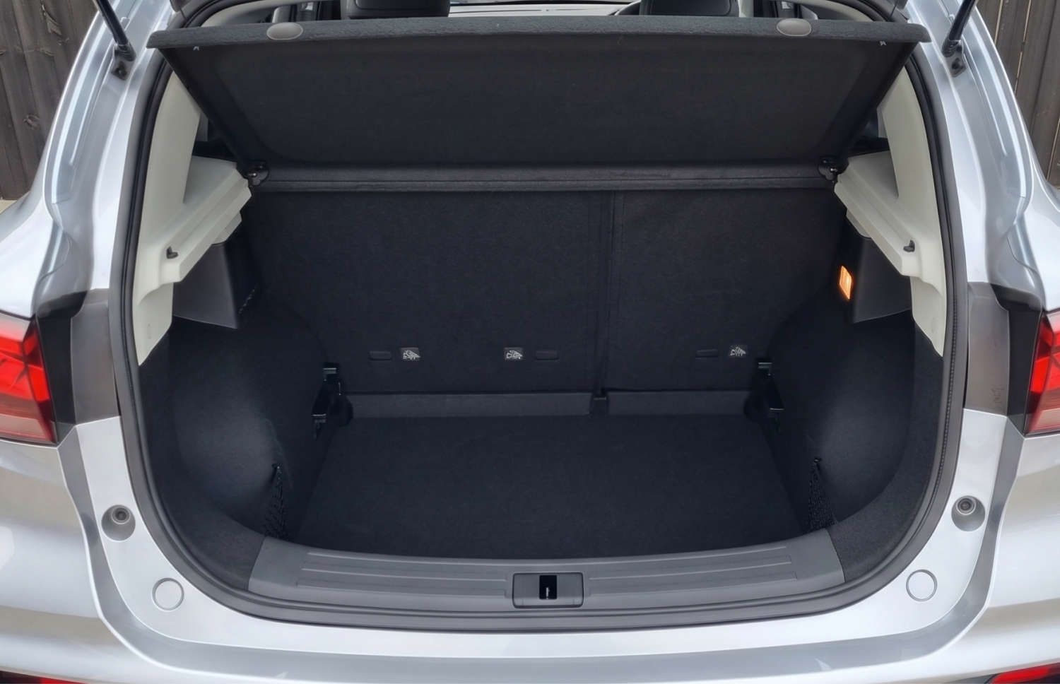 MG ZS . Noleggia questo SUV in Islanda per una guida fluida sulla strada ad anello e nelle strade cittadine, con chilometraggio illimitato e trazione anteriore per diversi tipi di terreno.