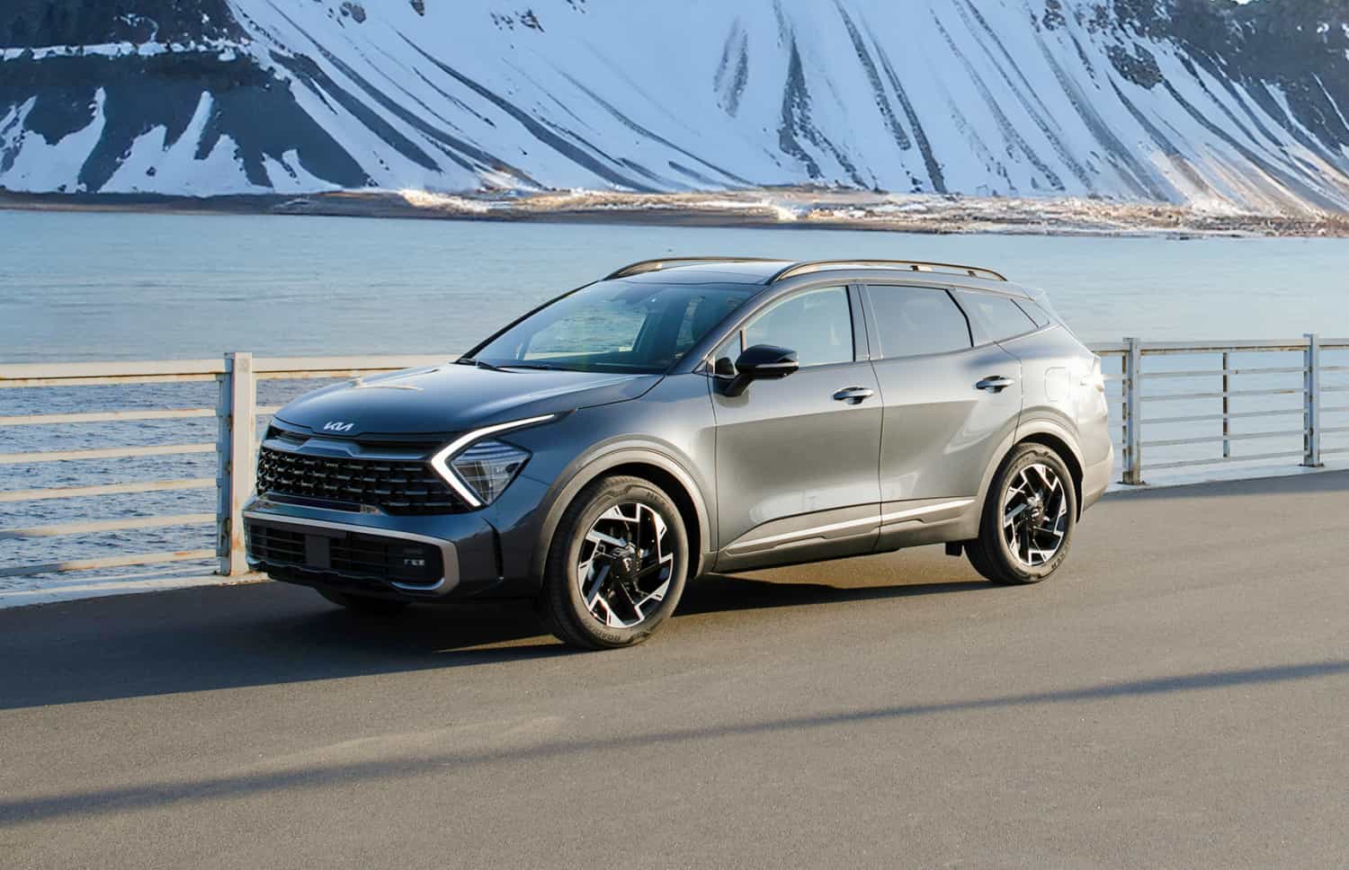 Kia Sportage. Un'auto a noleggio spaziosa in Islanda, progettata per affrontare il clima islandese e percorrere le strade sterrate con il massimo comfort, offrendo ampio spazio per passeggeri e bagagli.