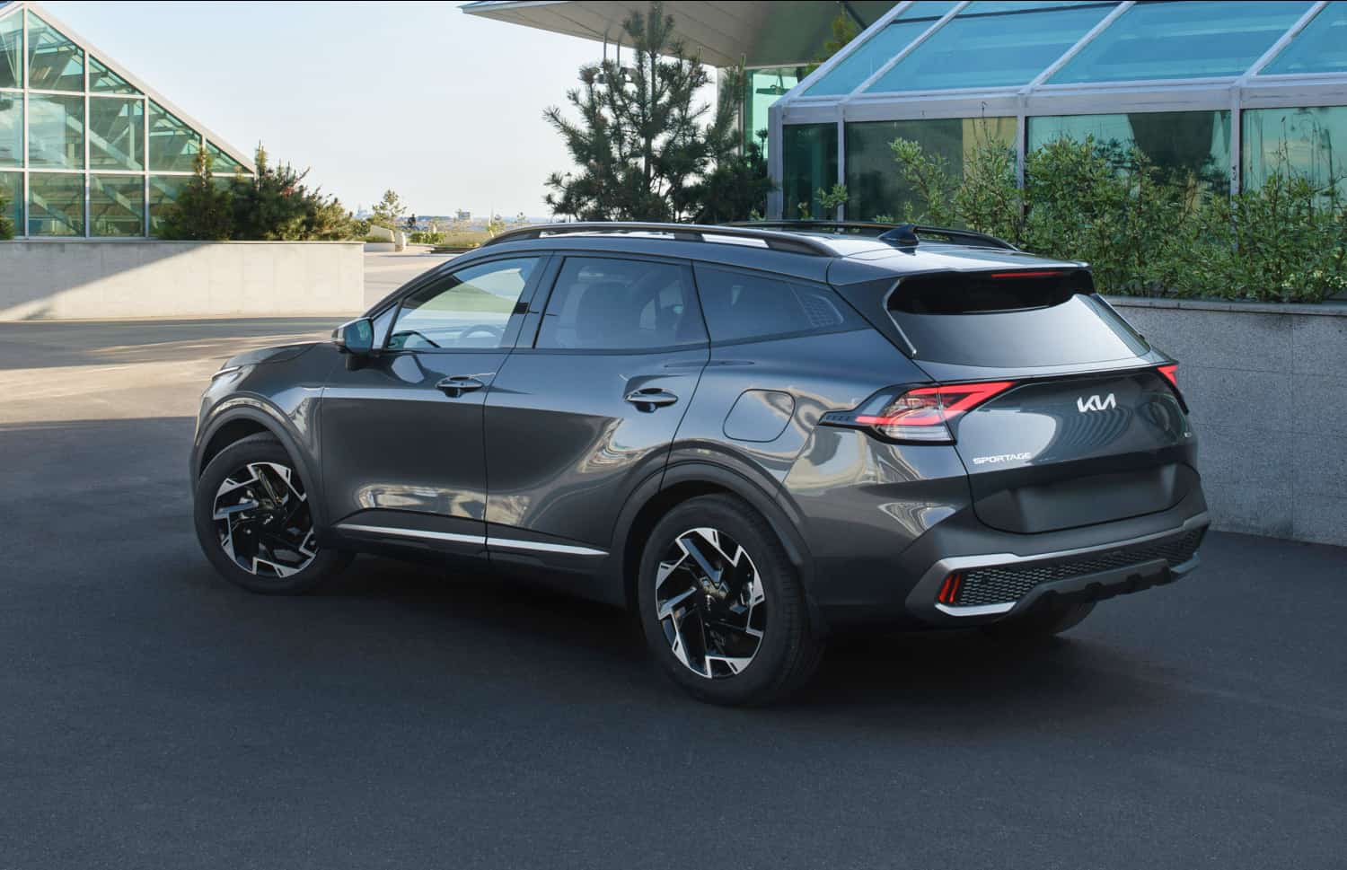 Kia Sportage. Un'auto a noleggio spaziosa in Islanda, progettata per affrontare il clima islandese e percorrere le strade sterrate con il massimo comfort, offrendo ampio spazio per passeggeri e bagagli.