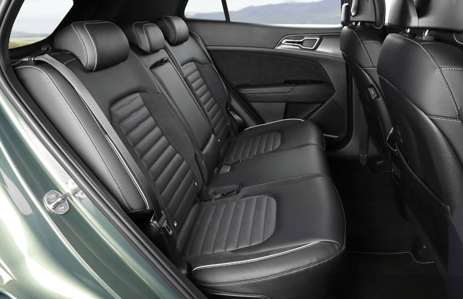 Kia Sportage. Un'auto a noleggio spaziosa in Islanda, progettata per affrontare il clima islandese e percorrere le strade sterrate con il massimo comfort, offrendo ampio spazio per passeggeri e bagagli.