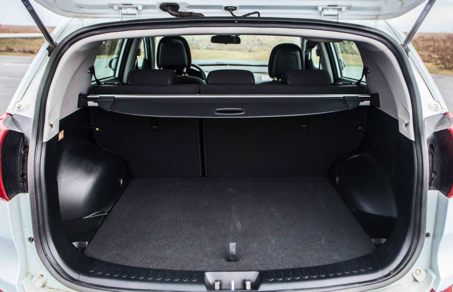 Kia Sportage. Un'auto a noleggio spaziosa in Islanda, progettata per affrontare il clima islandese e percorrere le strade sterrate con il massimo comfort, offrendo ampio spazio per passeggeri e bagagli.