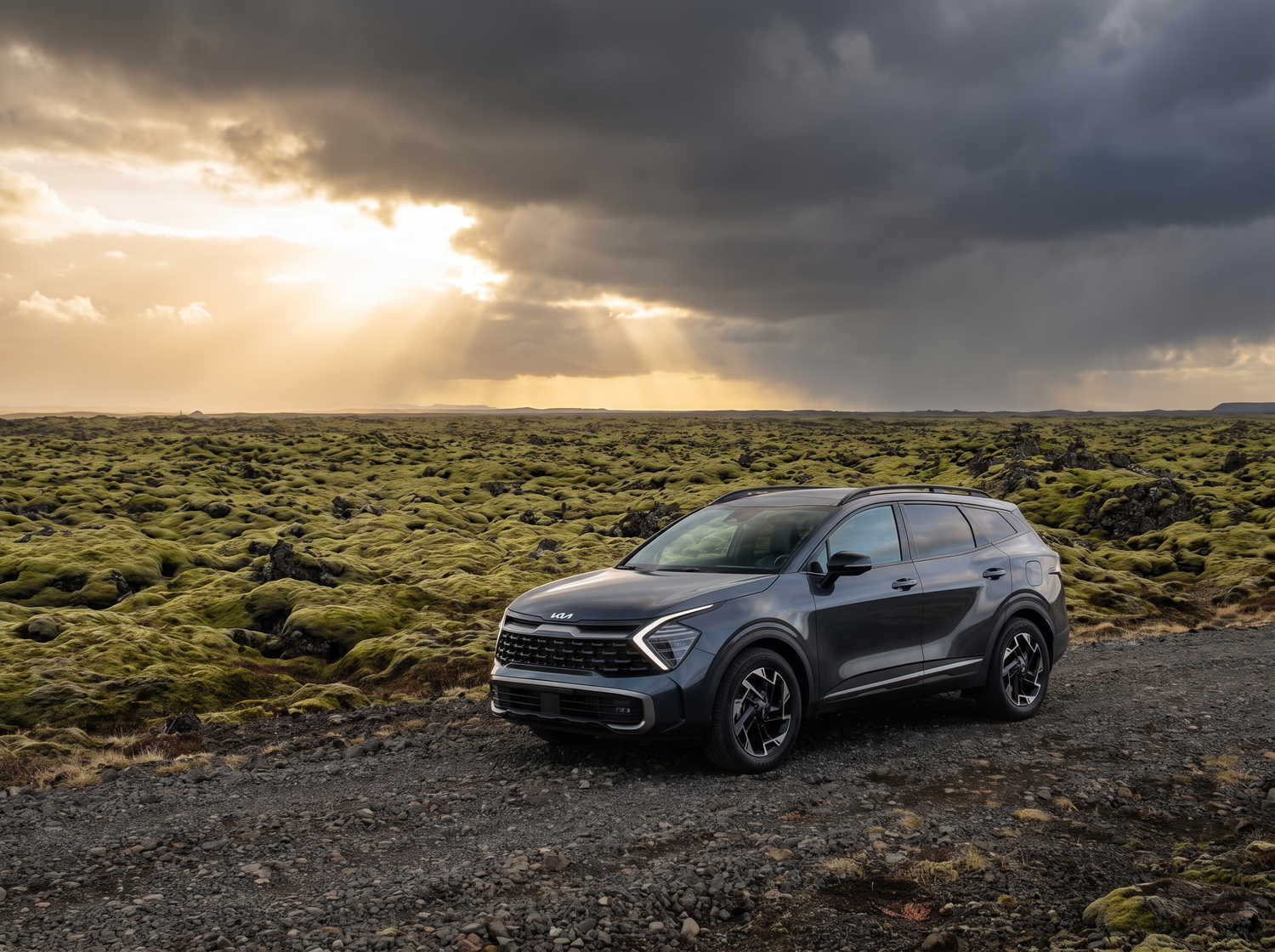 Kia Sportage. Un'auto a noleggio spaziosa in Islanda, progettata per affrontare il clima islandese e percorrere le strade sterrate con il massimo comfort, offrendo ampio spazio per passeggeri e bagagli.
