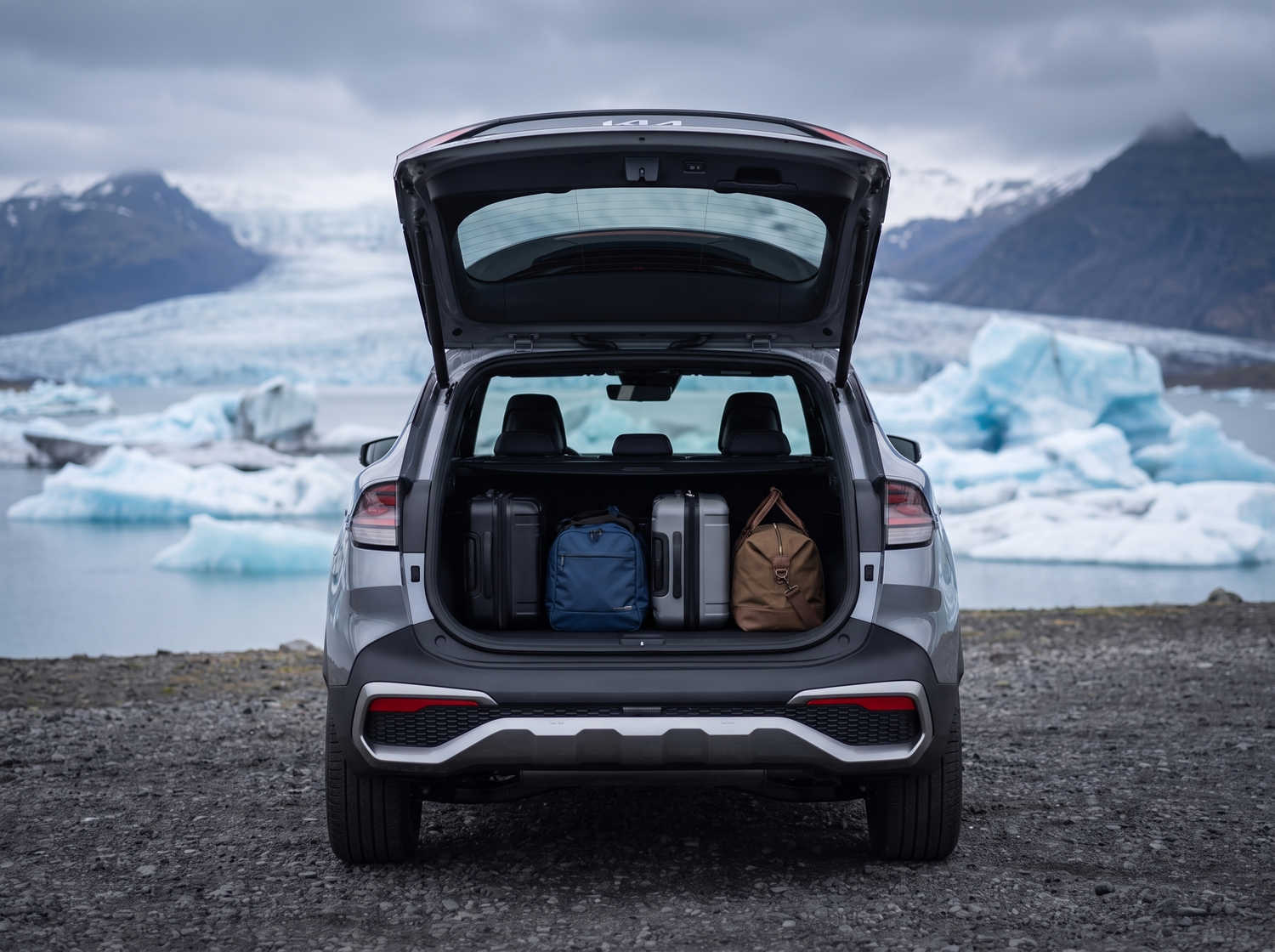 Kia Sportage. Un'auto a noleggio spaziosa in Islanda, progettata per affrontare il clima islandese e percorrere le strade sterrate con il massimo comfort, offrendo ampio spazio per passeggeri e bagagli.