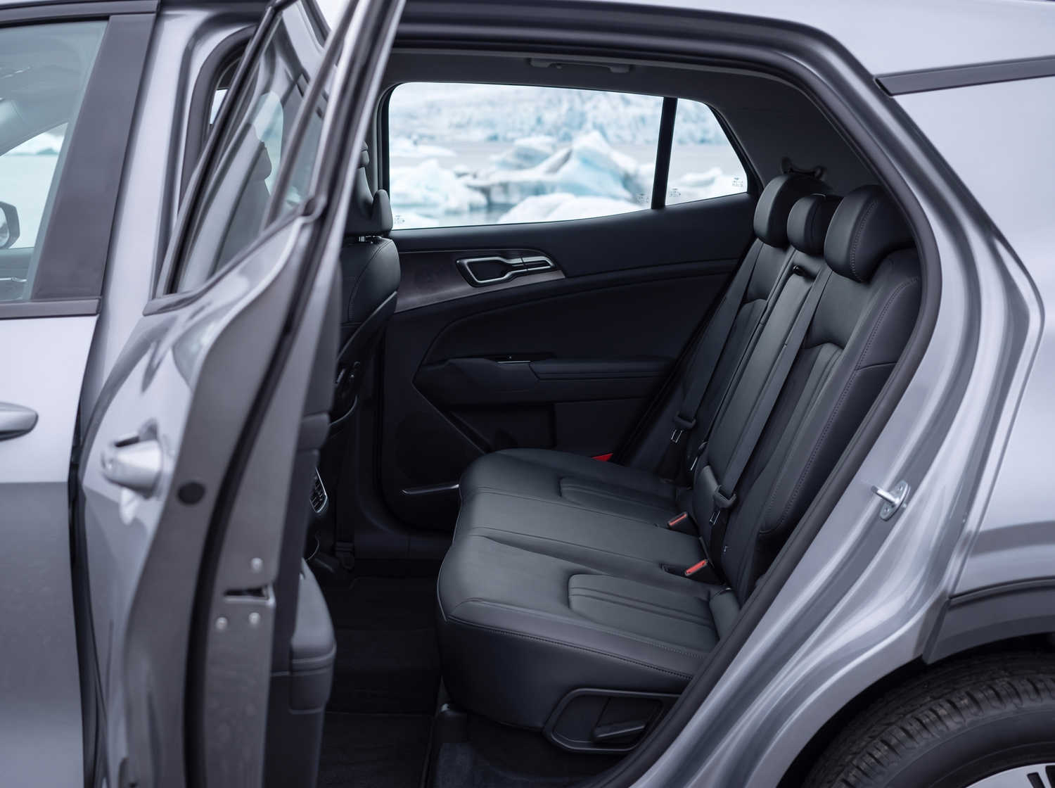 Kia Sportage. Un'auto a noleggio spaziosa in Islanda, progettata per affrontare il clima islandese e percorrere le strade sterrate con il massimo comfort, offrendo ampio spazio per passeggeri e bagagli.