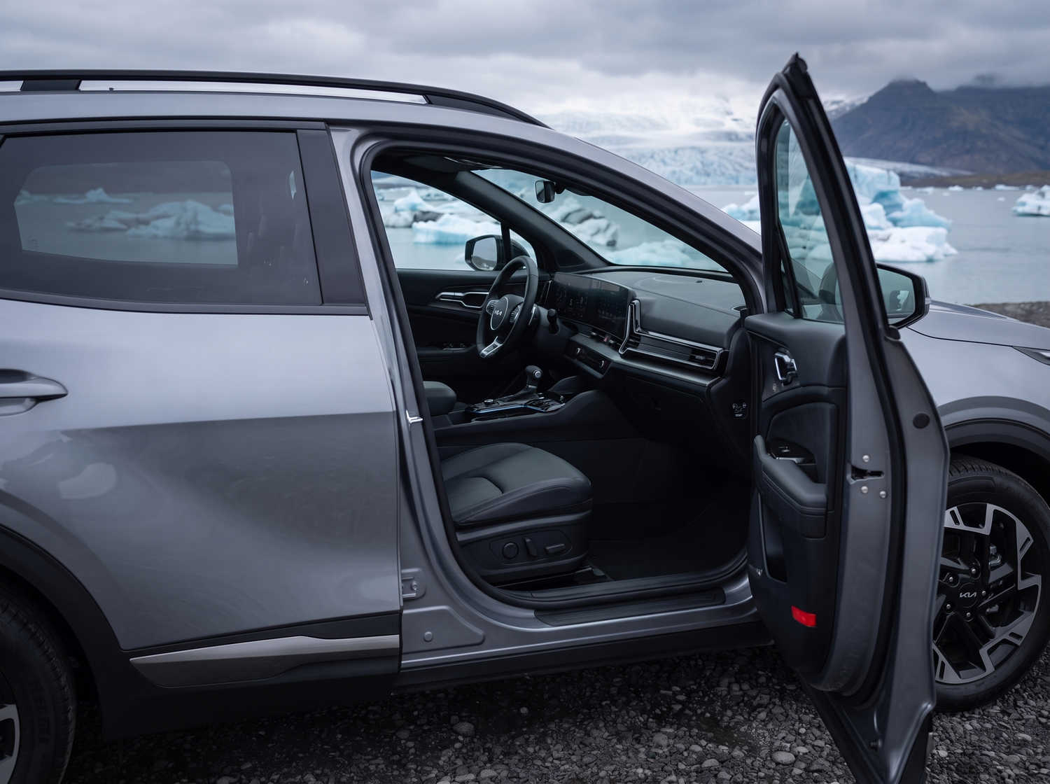 Kia Sportage. Un'auto a noleggio spaziosa in Islanda, progettata per affrontare il clima islandese e percorrere le strade sterrate con il massimo comfort, offrendo ampio spazio per passeggeri e bagagli.