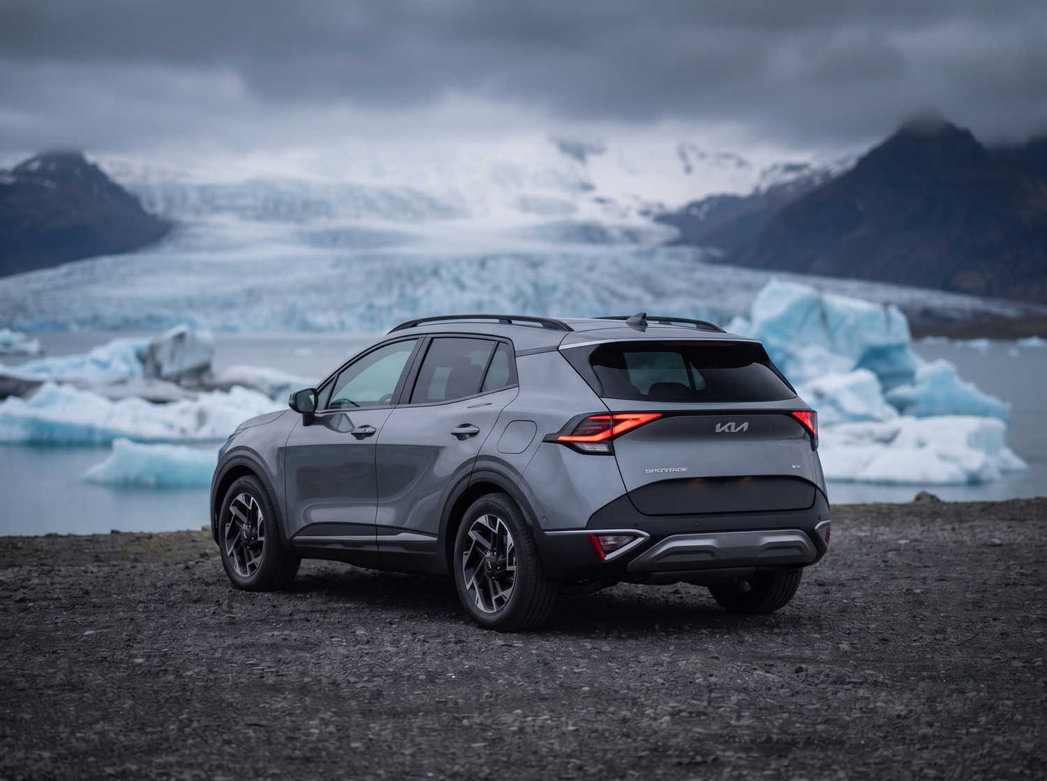 Kia Sportage. Un'auto a noleggio spaziosa in Islanda, progettata per affrontare il clima islandese e percorrere le strade sterrate con il massimo comfort, offrendo ampio spazio per passeggeri e bagagli.