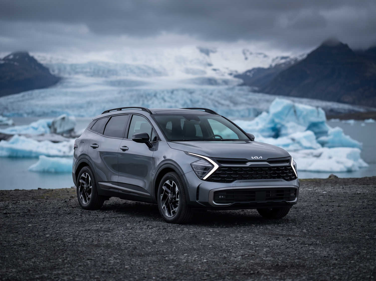 Kia Sportage. Un'auto a noleggio spaziosa in Islanda, progettata per affrontare il clima islandese e percorrere le strade sterrate con il massimo comfort, offrendo ampio spazio per passeggeri e bagagli.