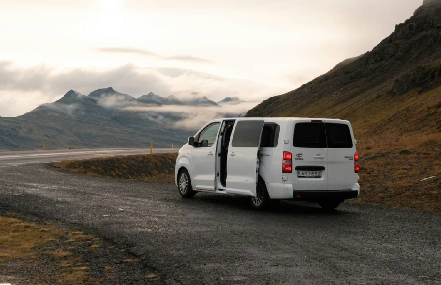 Toyota Proace argento, furgone 9 posti con cambio automatico, GPS, Bluetooth, sedili riscaldati e caricatore USB; perfetto per i viaggi di gruppo in Islanda.