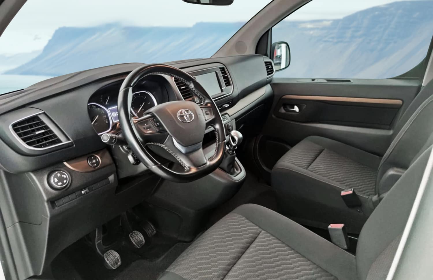 Toyota Proace argento, furgone 9 posti con cambio automatico, GPS, Bluetooth, sedili riscaldati e caricatore USB; perfetto per i viaggi di gruppo in Islanda.