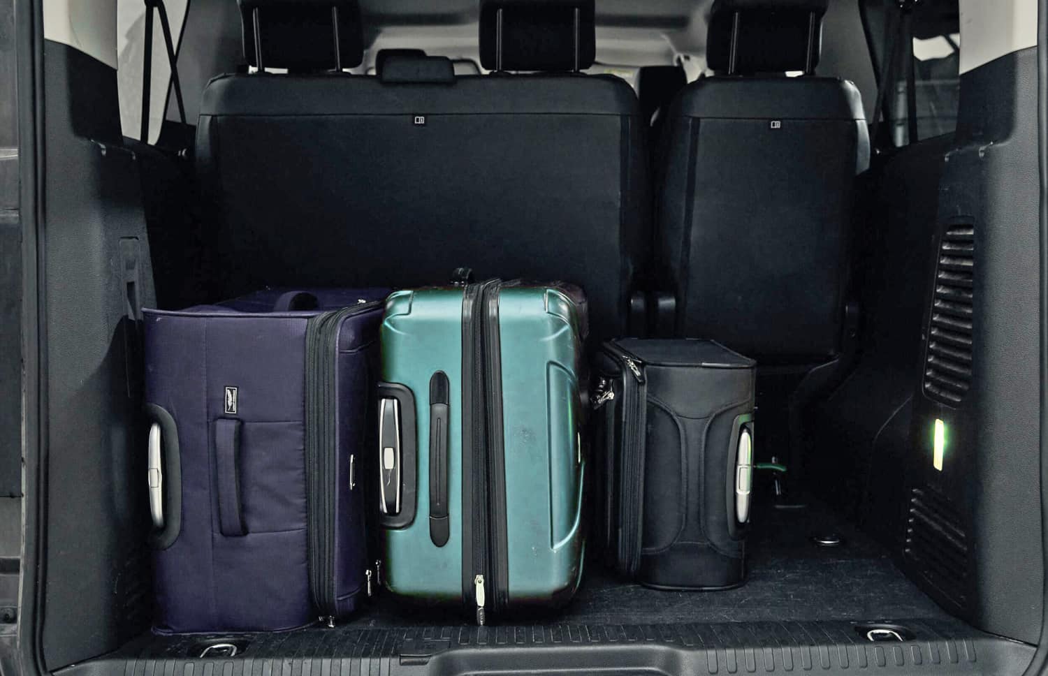 Toyota Proace argento, furgone 9 posti con cambio automatico, GPS, Bluetooth, sedili riscaldati e caricatore USB; perfetto per i viaggi di gruppo in Islanda.