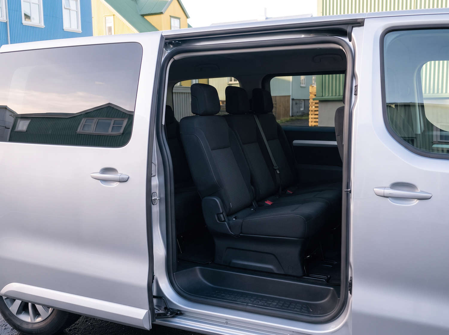 Toyota Proace argento, furgone 9 posti con cambio automatico, GPS, Bluetooth, sedili riscaldati e caricatore USB; perfetto per i viaggi di gruppo in Islanda.