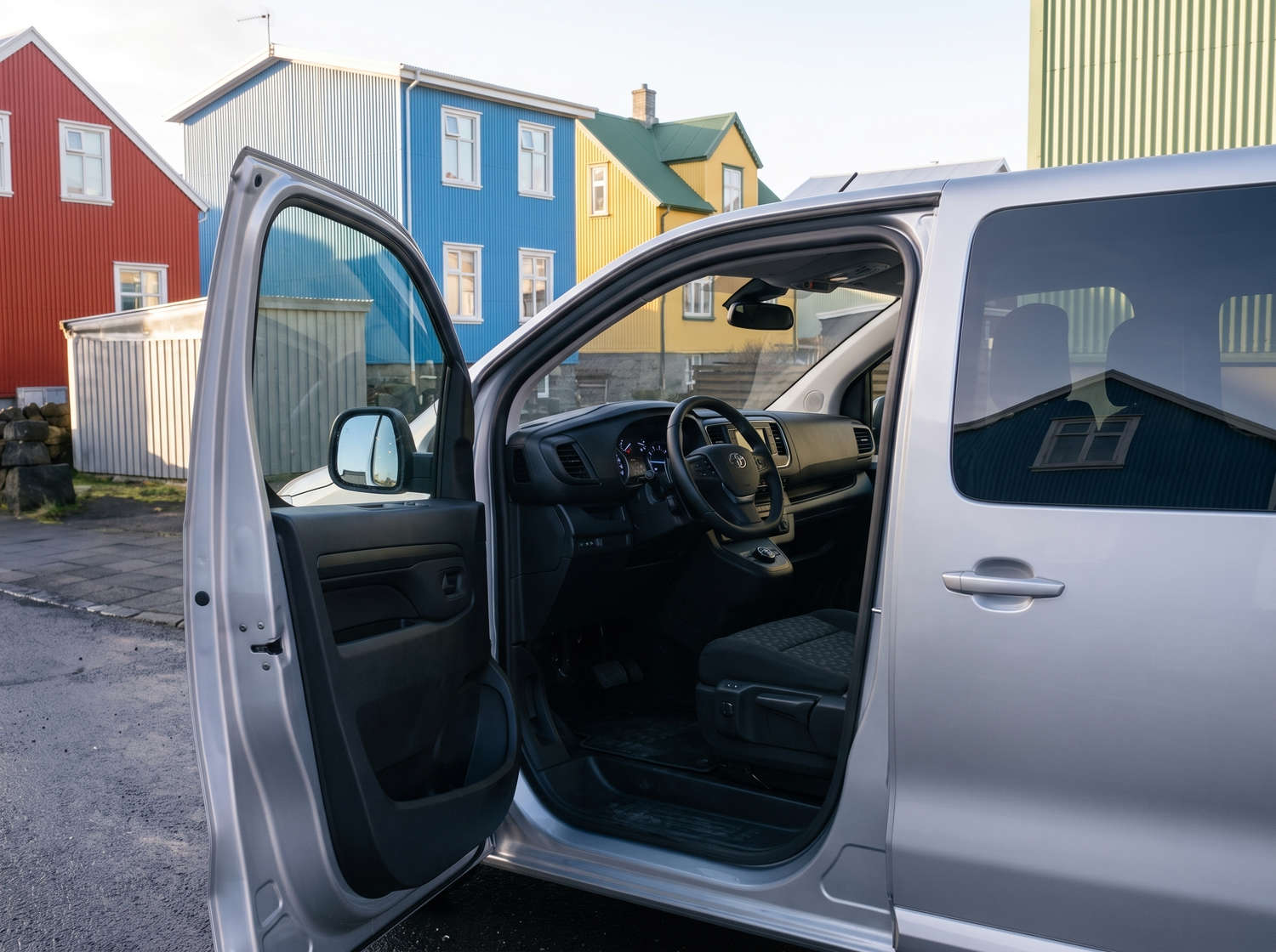 Toyota Proace argento, furgone 9 posti con cambio automatico, GPS, Bluetooth, sedili riscaldati e caricatore USB; perfetto per i viaggi di gruppo in Islanda.