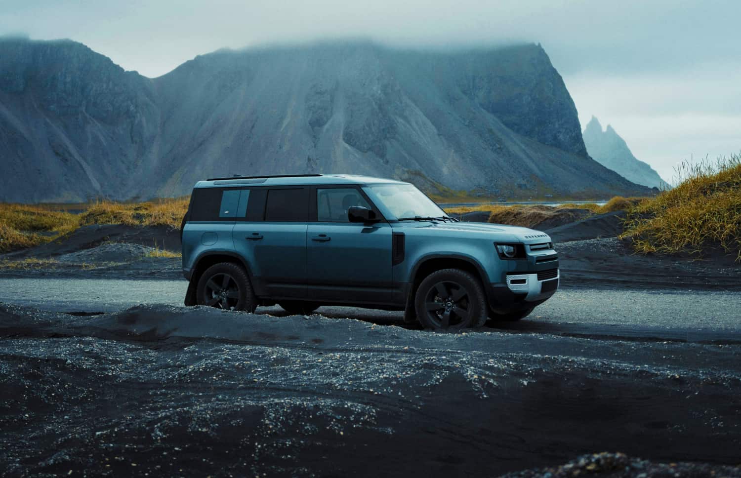 Land Rover Defender grigio, SUV 4x4 di lusso con GPS, sedili riscaldati, caricatore USB e retrocamera, ideale per affrontare i terreni difficili dell’Islanda.